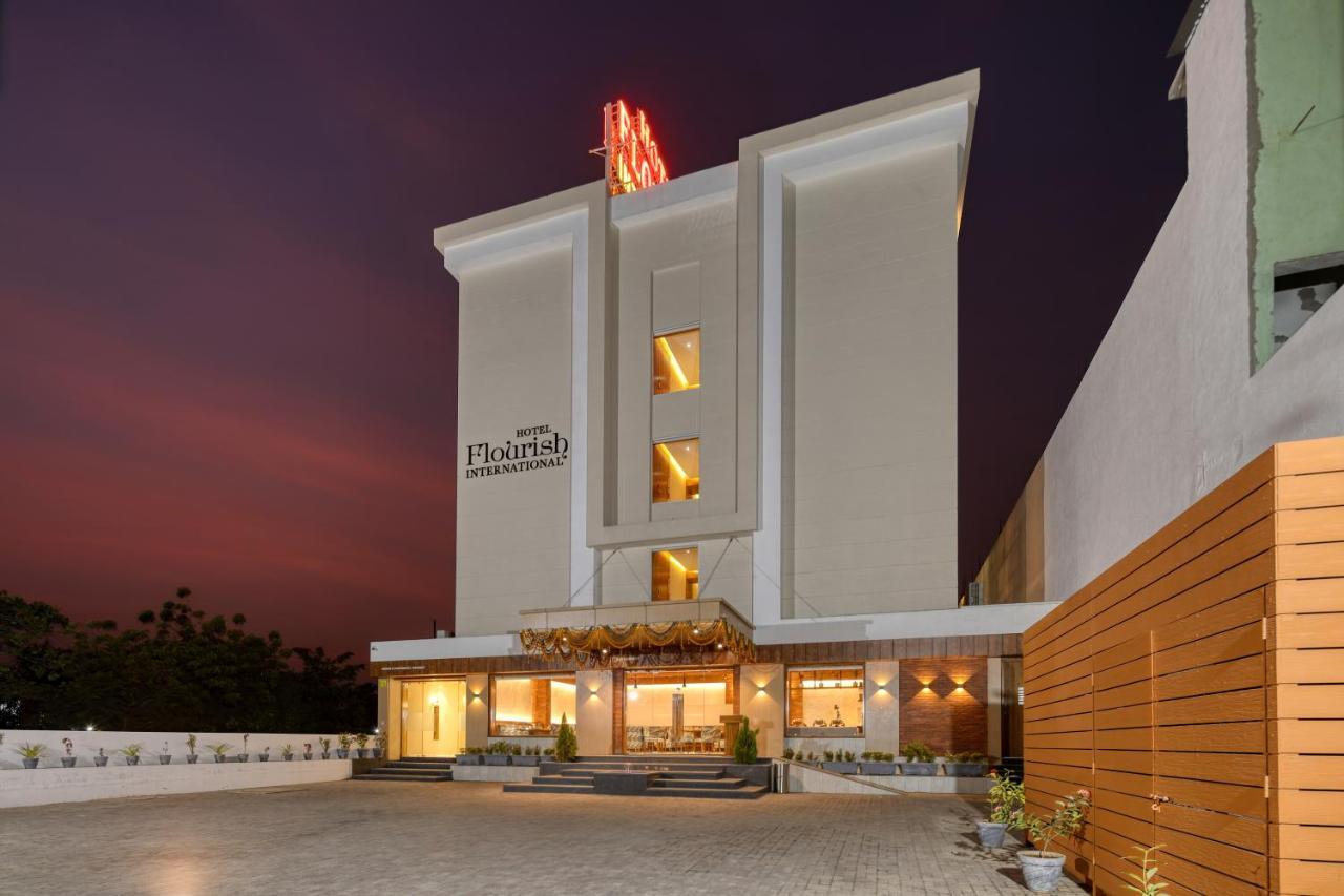 Hotel Flourish International 아흐메다바드 외부 사진
