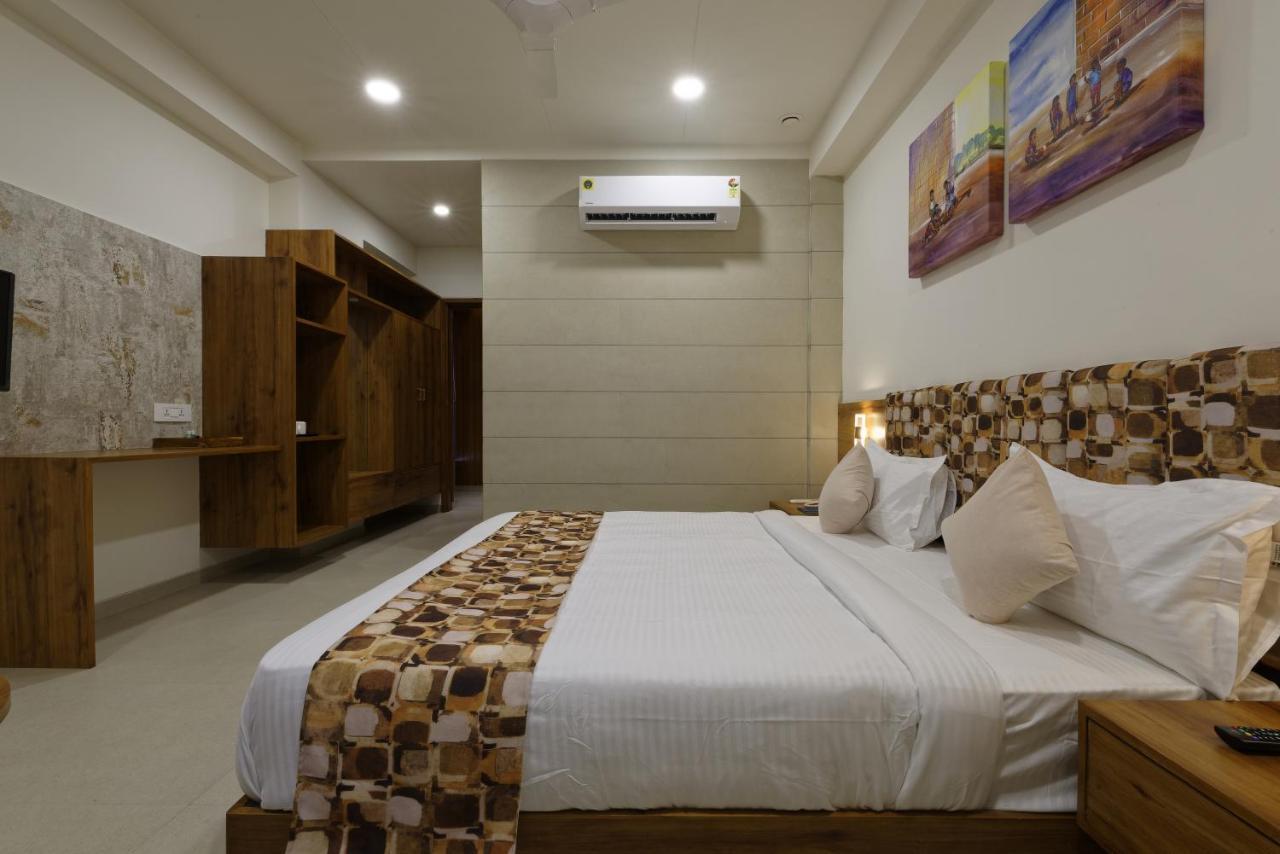 Hotel Flourish International 아흐메다바드 외부 사진